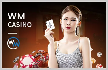 Sân quần vợt với vợt và bóng đang bay